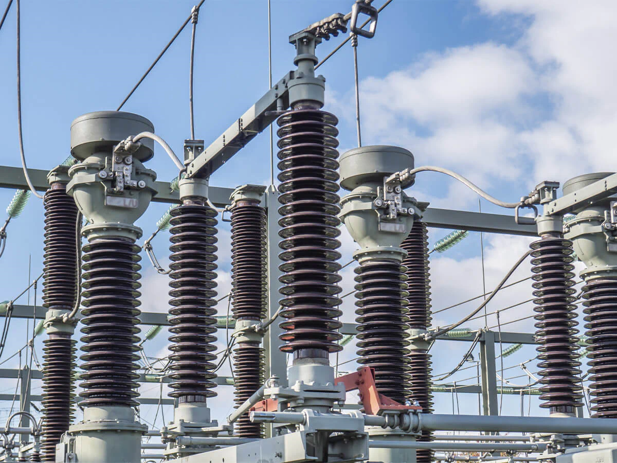 Hochleistungskeramik Bildbeschreibung / description: Eine Gruppe von Hochspannungstransformatoren in einem Kraftwerk.