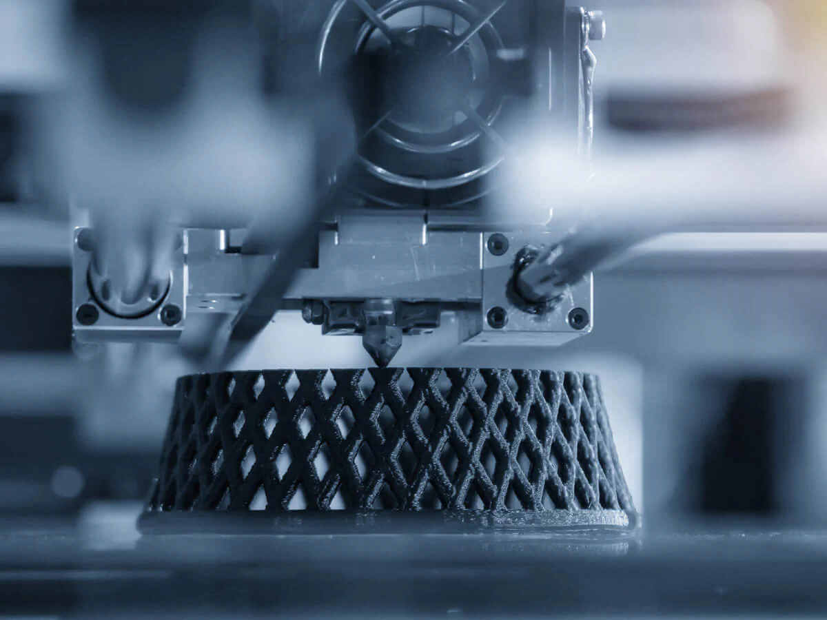 Materialien 3D-Druck Bildbeschreibung / description: 3D-Drucker druckt einen Kegel