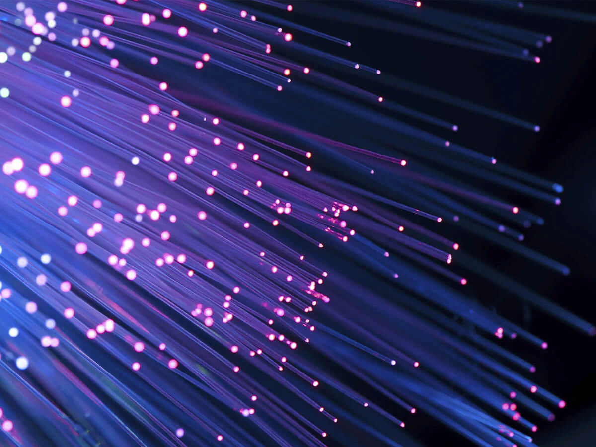 Materialien optischer Anwendungen Bildbeschreibung / description: Lichter leuchten entlang des Glasfaserkabels, das eine Verbindung herstellt.